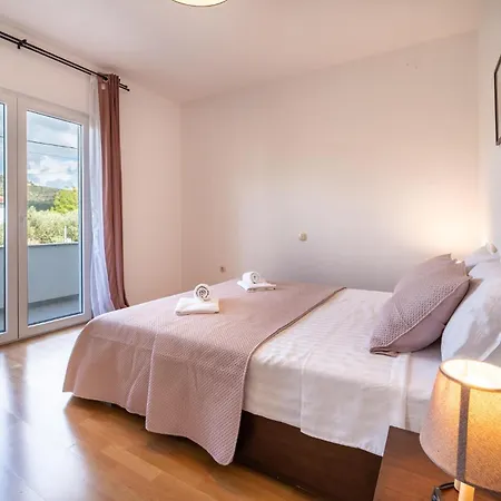 Vakantiehuis Cozy In Glavica With Kitchen *