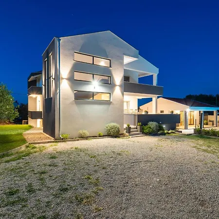 Cozy In Glavica With Kitchen Holiday home